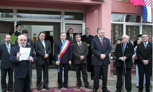 Doček premijera Sanadera ispred zgrade Zajedništva Hrvata (2007. g.).